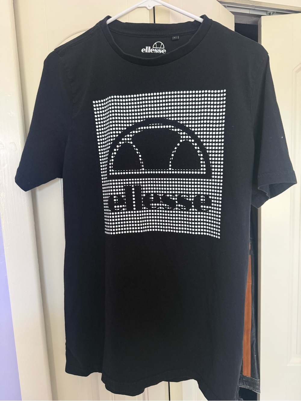 Ellesse   (EUC) *RUNS SMALL* (See measurements) Black Tee